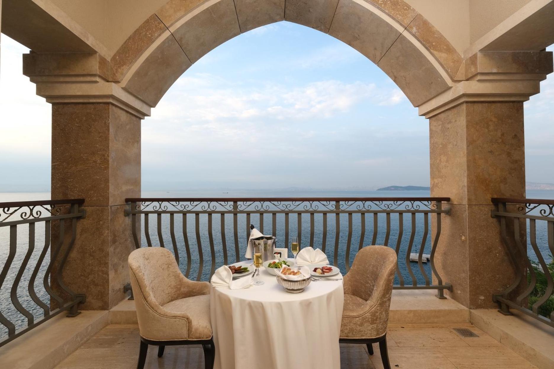 Birun Ada Hotel Burgazada Екстер'єр фото